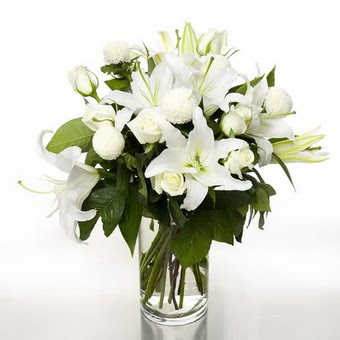  Ağrı çiçek gönderme sitemiz güvenlidir  1 dal cazablanca 7 adet beyaz gül vazosu