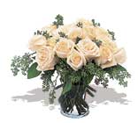 11 adet beyaz gül vazoda  Ağrı İnternetten çiçek siparişi 