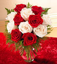  Ağrı uluslararası çiçek gönderme  5 adet kirmizi 5 adet beyaz gül cam vazoda