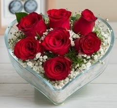 Kalp içerisinde 7 adet kırmızı gül  Ağrı çiçek gönderme sitemiz güvenlidir 